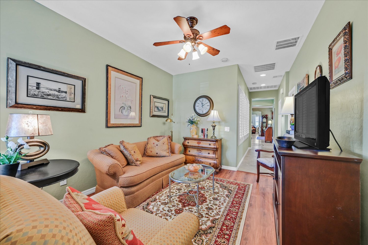 Breakfast nook connecting foyer and dining space